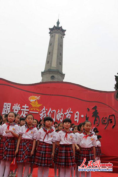 2011年4月，长沙万名中小学生在不足10℃的情况，被组织穿着夏装冒雨在广场读“红”，歌颂两个西方人马克思和列宁。